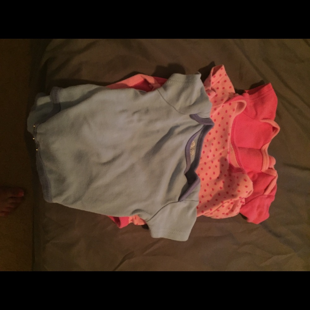 Baby girl 3/6 month onesies. Good condition!